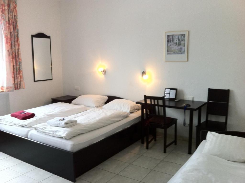 Hotel Goldener Engel Waldbronn Room photo